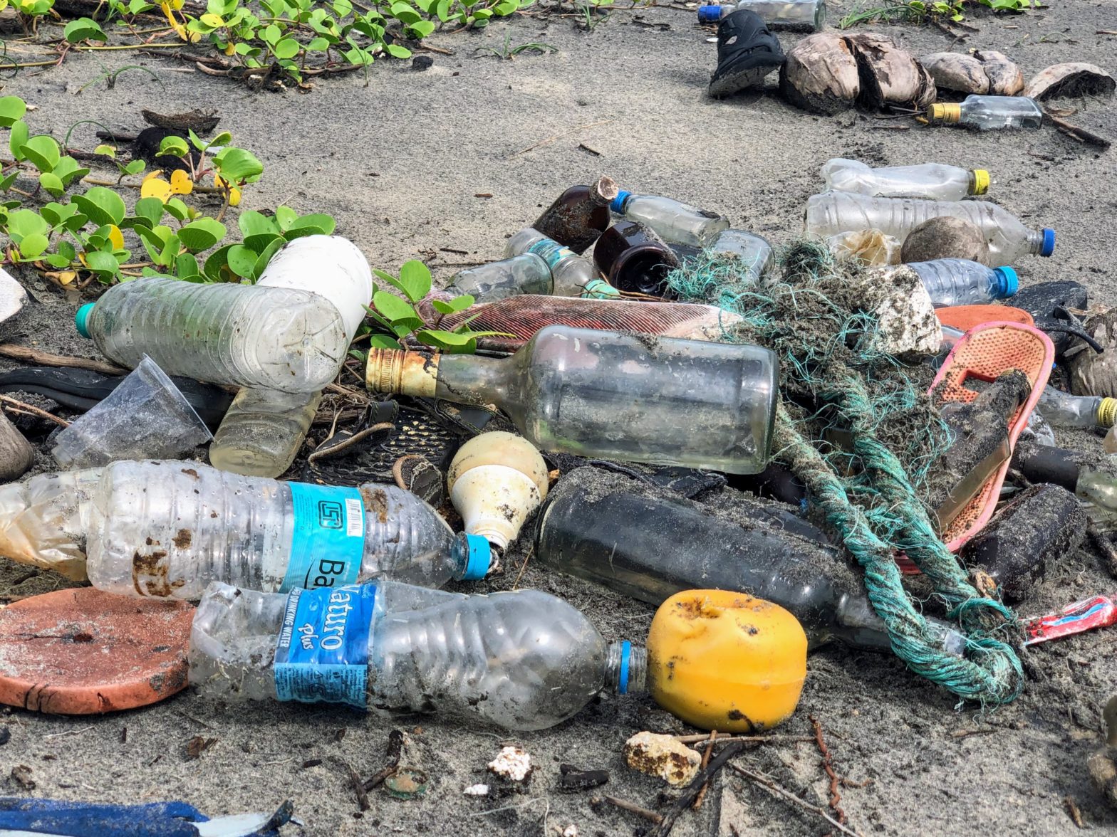 Plastikmüll auf Strand