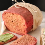 Rote Beete Brot mit Erbsenaufstrich