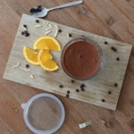 Mousse au Chocolat in einem Glas serviert mit Oragenscheiben