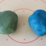 ein grüner Mürbeteigball und ein blauer Mürbeteigball