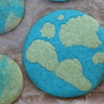 blauer Keks mit grünen Flecken