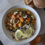 Teller voll mit Reis und Kürbis-Kichererbsen Curry