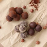 Energiekakaobällchen mit Kakao und Nüssenmantel