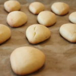 fertig gebackene Kekse auf einem Backblech